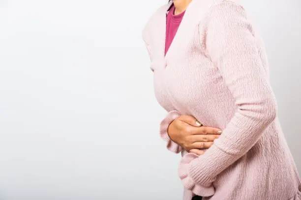 一進食就脹氣！OL一日7餐就醫照胃鏡　醫驚呆：「胃裡爆長50顆息肉」