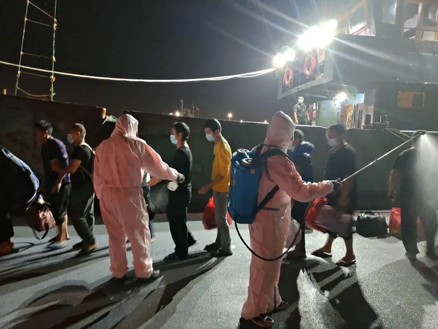 【影】大陸漁船越界捕魚還蛇行拒檢！海巡硬靠登船逮14人