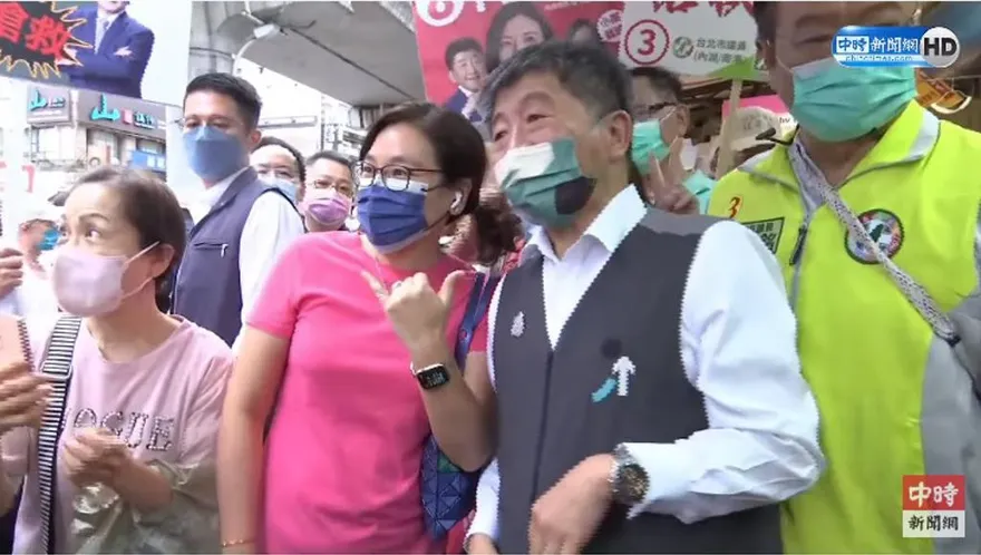 影》粉紅衣女合照陳時中！「一手勢」洩底支持蔣萬安？游淑慧笑翻