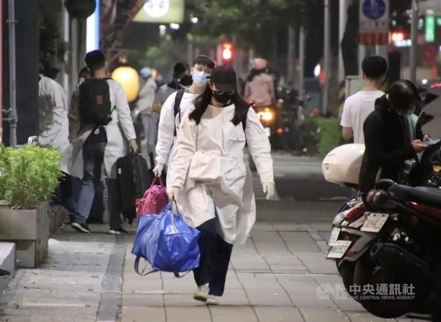 確診者穿隔離衣投票　王必勝：一個月前討論過「不可行」