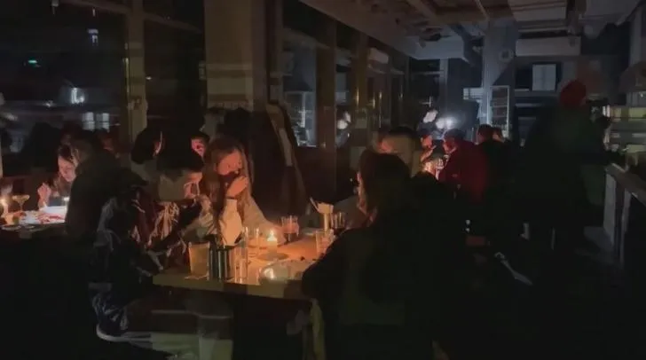 撐不住能源費飆漲！英家庭實施「在家無電」新生活　點蠟燭、戴頭燈做事