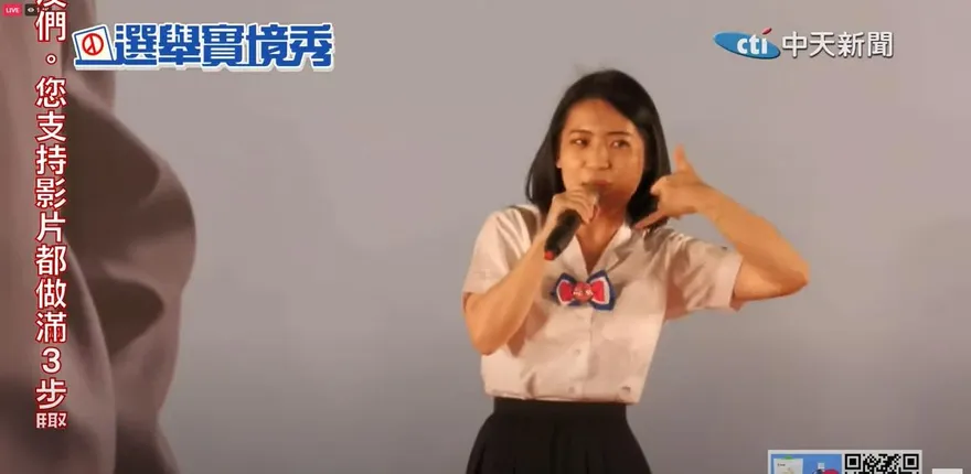 「台北王心凌」現身謝龍介餐會！徐巧芯改編《愛你》歌詞唱跳全場嗨翻