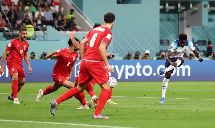 世足賽/三獅軍團碾壓伊朗開紅盤　一場意外讓上半場傷停時間破紀錄