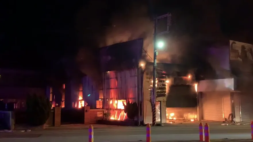 【影】通霄機車行深夜惡火狂燒  4車6機車慘被燒到剩骨架