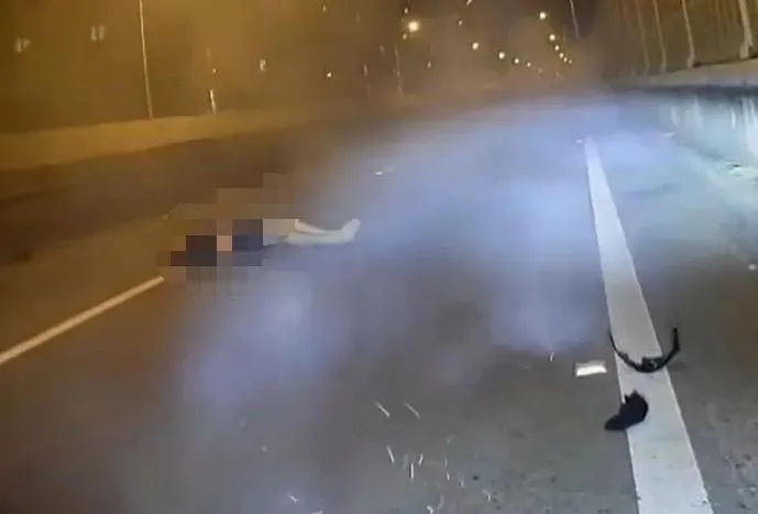 【影】驚悚！男騎重機飆台64線撞計程車　凌空飛起重摔亡　四輪的竟忘記做這事