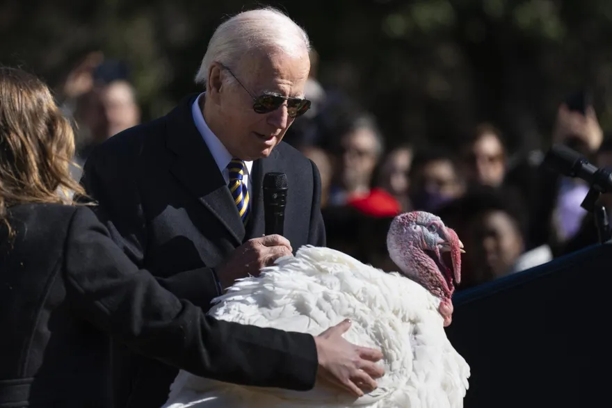 拜登愉快出席白宮「赦免火雞」活動　不忘調侃對手：紅色浪潮在我家