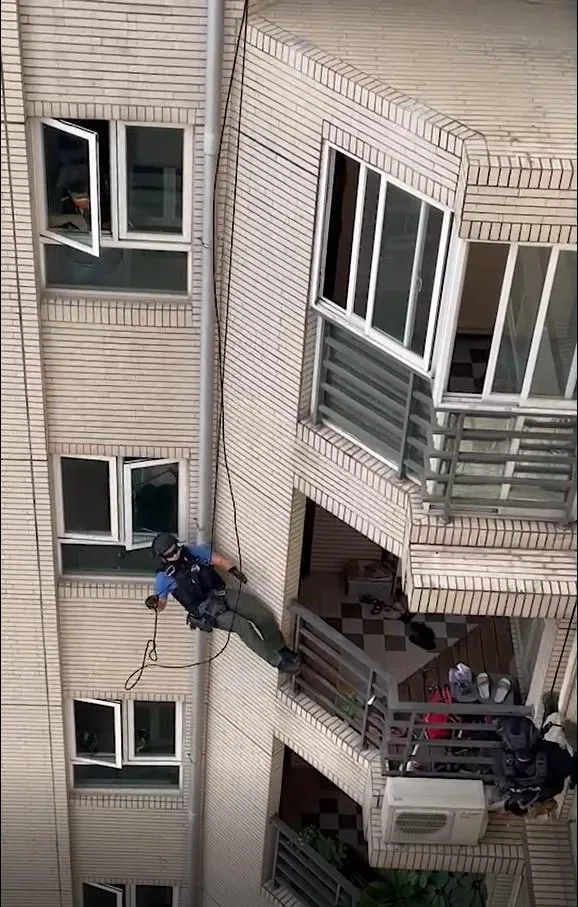 【影】正牌警扮「蜘蛛人」垂降逮人！男假冒「單身刑警」對8女騙財色　犯案遍全台