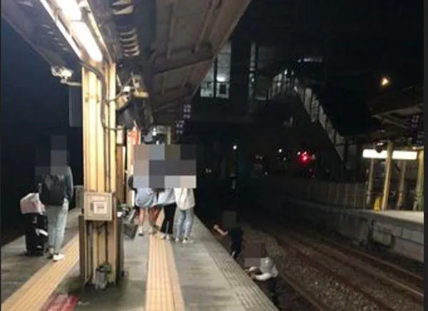 好玩嘛？2男學生「3度跳軌折返跑」女同學錄影狂笑　這下GG了