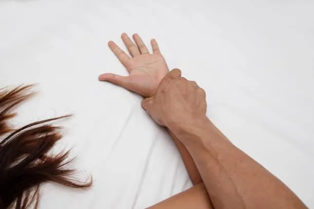 女兒收2千和媽媽男友援交！第2次拒絕他…遭強拉床上又抱又摸