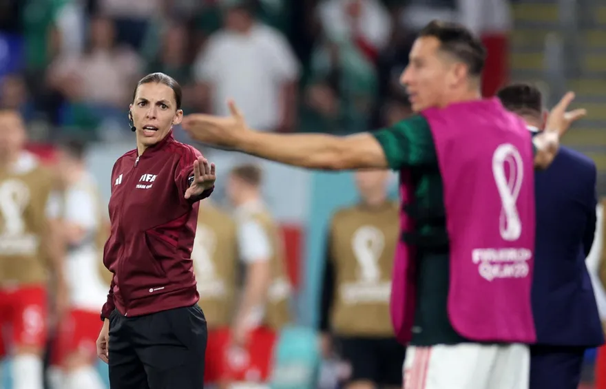 【影】世足賽/比球員吸睛！女裁判史上首度亮相　這一刻她奮鬥了25年