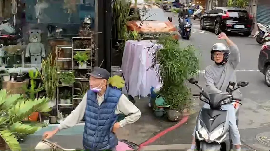 【影】陳時中車隊掃街又被嗆！民眾遛狗、騎車不忘比「倒讚」