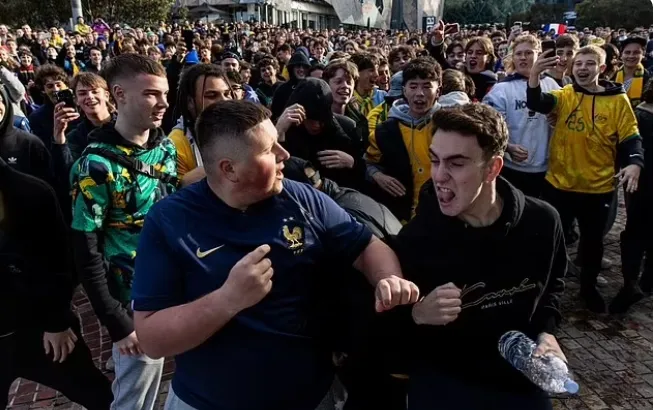 【影】輸球又輸人！上百名澳洲球迷向法國球迷吐口水、揮拳