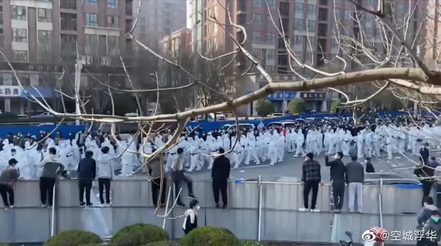 【影】「有人被壓著打」現場射催淚瓦斯！富士康鄭州廠傳上百工人抗議爆衝突