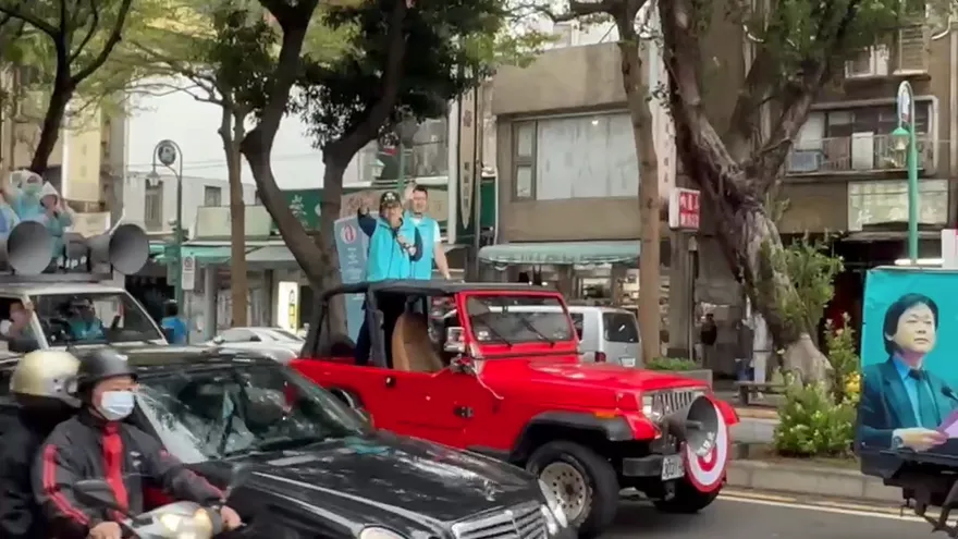 【影】車隊掃街巧遇黃珊珊拜票　王世堅高喊「我虧欠你」