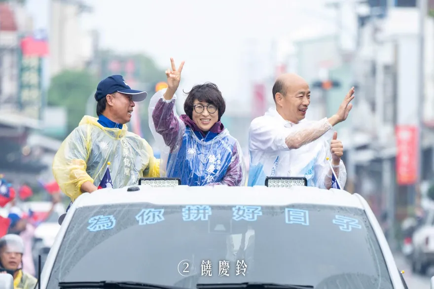 韓國瑜雨天陪饒慶鈴掃街　穿雨衣、不戴帽堅持「亮招牌」