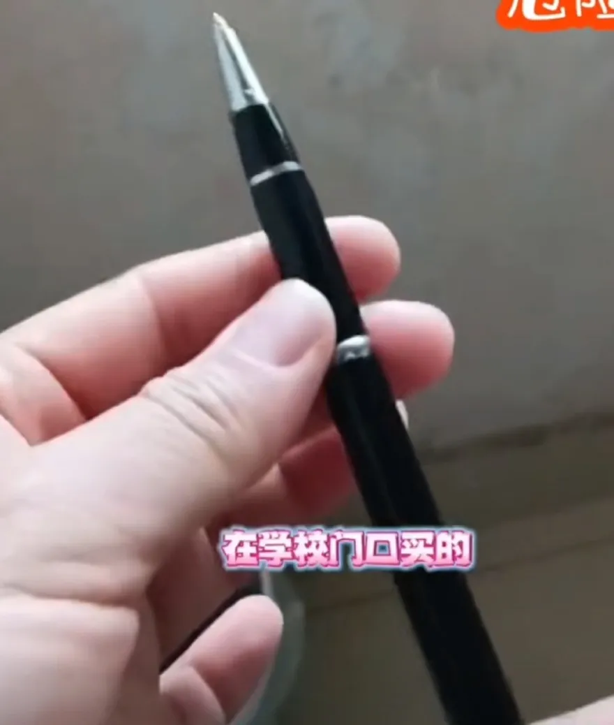 嚇！校門口買的平凡原子筆暗藏玄機　拔下筆頭變匕首