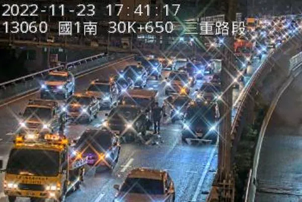 快訊/國1高架南向30.5K三重段4車追撞！占用中線車道