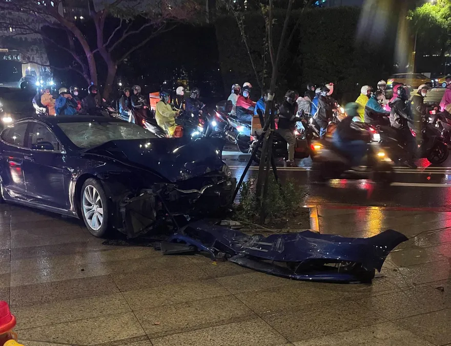 快訊/北市特斯拉暴衝上人行道！車頭全毀…3人受傷送醫