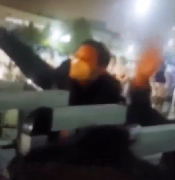 【影】鄭州富士康抗爭入夜再起  萬人與武警緊張對峙