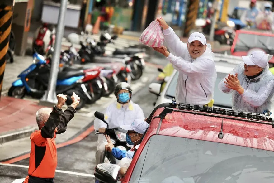讓正向改變持續！侯友宜風雨中掃街…承諾「讓今天的新北超越昨天」