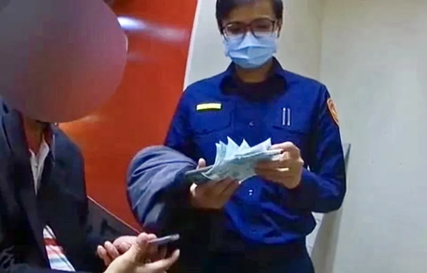 他在超商ATM前一直領一直領　警見他手上一疊明細表：你是車手！
