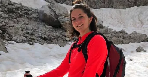 登山慘淪冰屍！26歲女健行突踩空　下秒「急墜305m懸崖」亡