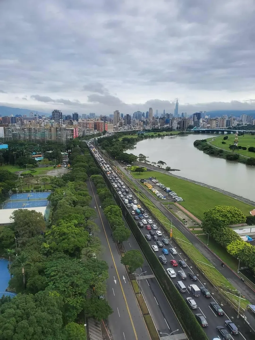 快訊/急彎處翻覆！混凝土車卡「水源快速道路」塞翻天…空拍圖全直擊