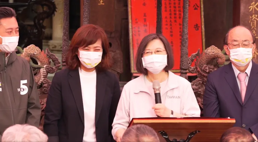 【影】蔡英文完全放飛了？「讀稿機」當哏自嘲　說新竹市民「死忠」