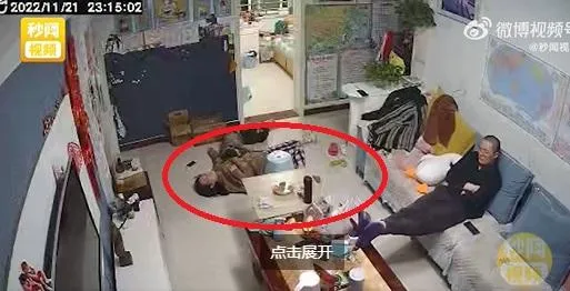 和尪幹架激動倒地！兒見母沒反應「陪躺」影像曝　他瞥兩眼繼續看電視