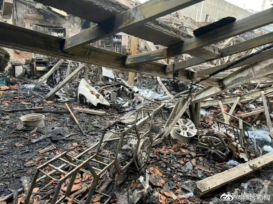 一把火2.15億元成灰燼！上海車行起火12輛豪車被燒　傳特斯拉惹禍？官方回應了