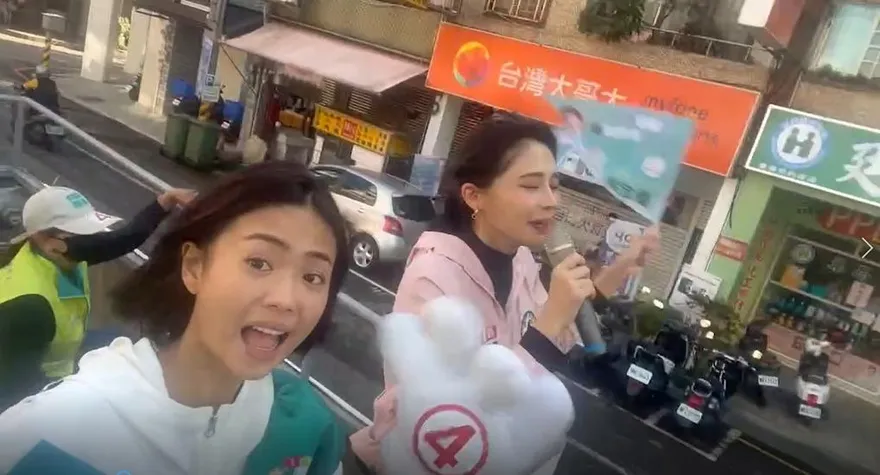 【影】正妹挺徐定禎「掃街狂搖43秒」　賴品妤籲踴躍投票
