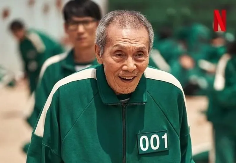 《魷魚遊戲》78歲「1號老人」爆性騷擾遭逮！5年前「亂牽陌生女逛公園」本人回應了