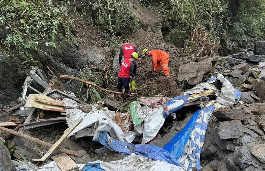 找到了！尖石野溪溫泉山壁崩落　連夜開挖尋獲遭活埋遺體