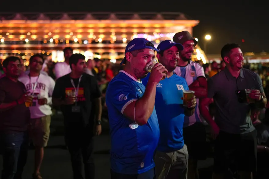 世足賽/卡達終於開放飲酒！民眾排隊1.5小時仍喊「酒比勝利還甜！」