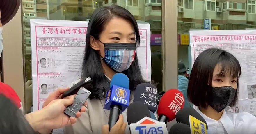 【影】快訊/高虹安帶男友現身！辦公室主任等3人遭檢調帶走