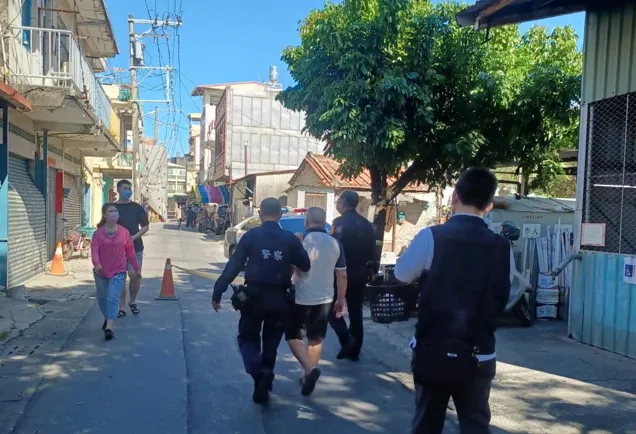 全台首起！高雄男怒嗆「看不懂公投內容」　下秒把票撕了…遭警火速逮捕