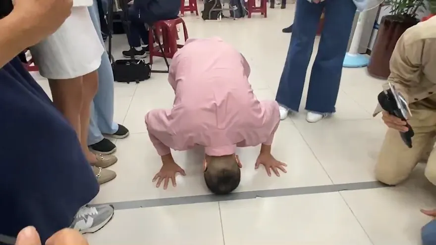 快訊/綠地變藍天！謝國樑自行宣布當選基隆市長 下跪致謝感謝選民支持