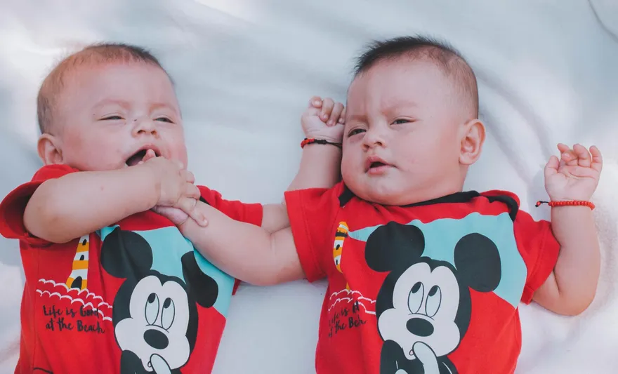 差點上當！子宮內發「假消息」雙胞胎妹救姐一命！