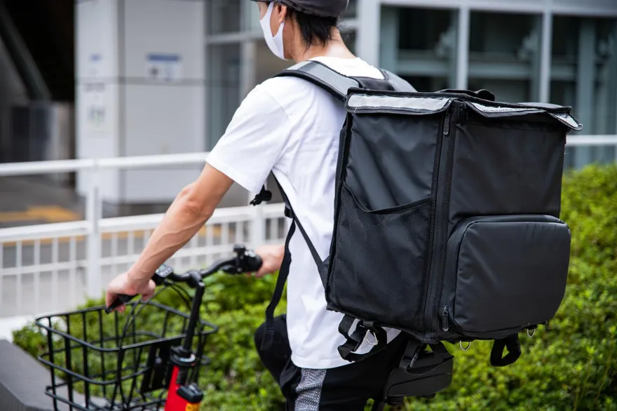 小年夜外送驚見「自信全裸」！釣出同業稱「我還被受邀進門欣賞」