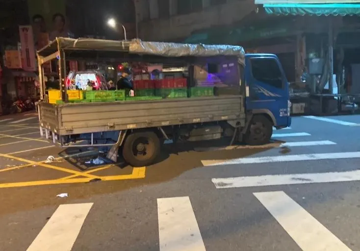 台中貨車倒車壓行人！疑死角肇事…傷者命危送醫