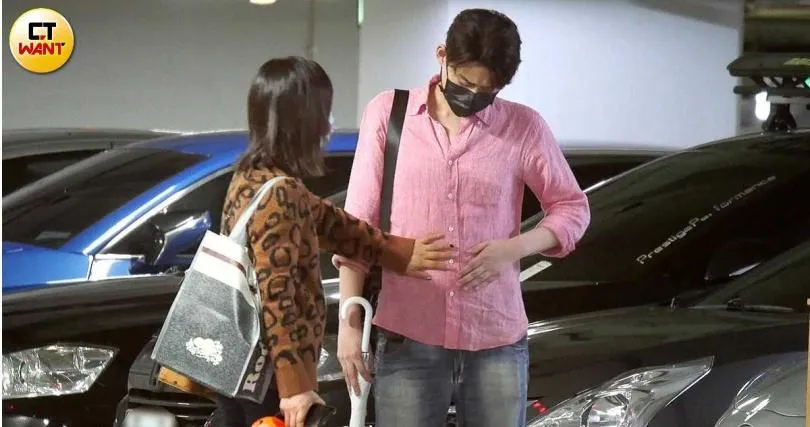 捕獲野生丁噹超親民！停車場突「手摸腹部」一旁男星驚了…私下真實互動曝