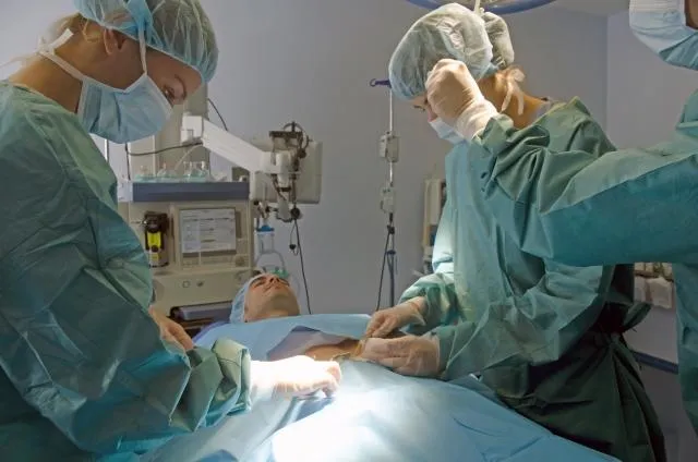 扯！2醫「沒學過麻醉」幫男總裁抽脂抽到死　她僅判6周網友嘆「人命不值」！