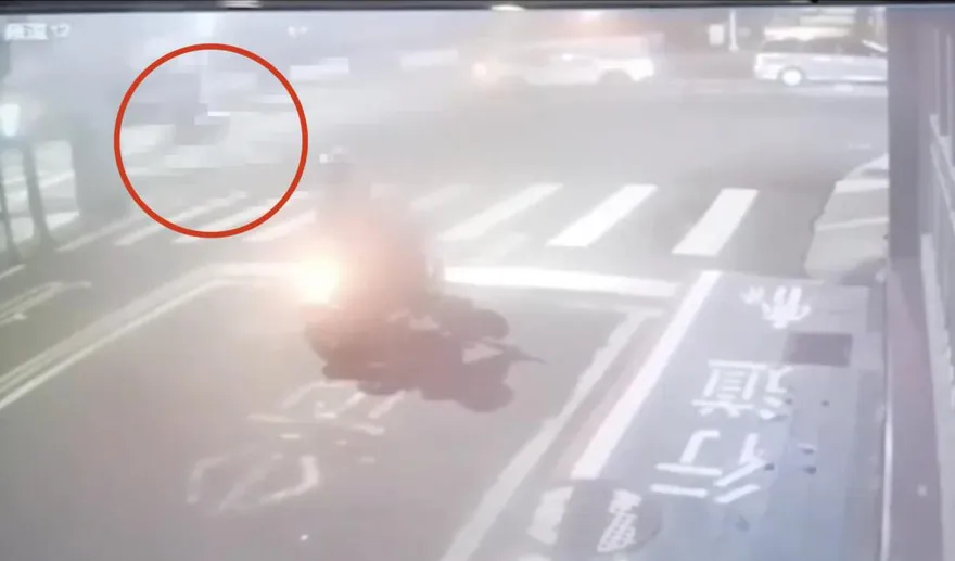 【影】少年深夜無照騎車忠孝東路狂飆　女調酒師遭撞飛送醫不治