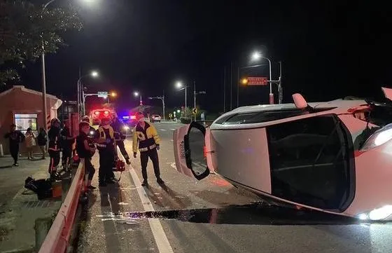 男深夜開車載妹濱海公路車禍　自撞分隔島翻車2人輕傷送醫