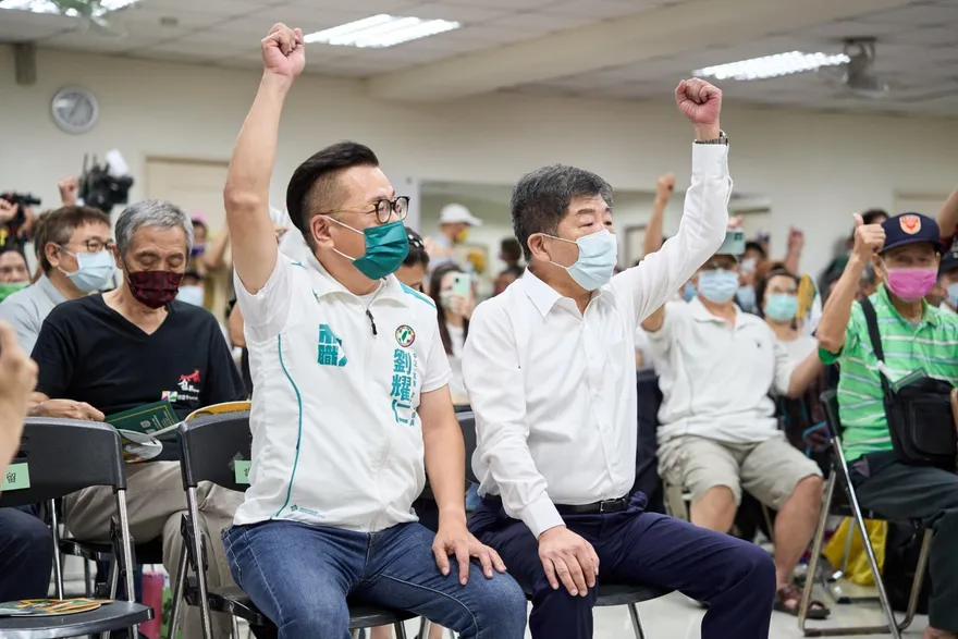 綠營「死小孩」被圍剿！劉耀仁嗆何志偉：全台北最心機　閉上你的鳥嘴