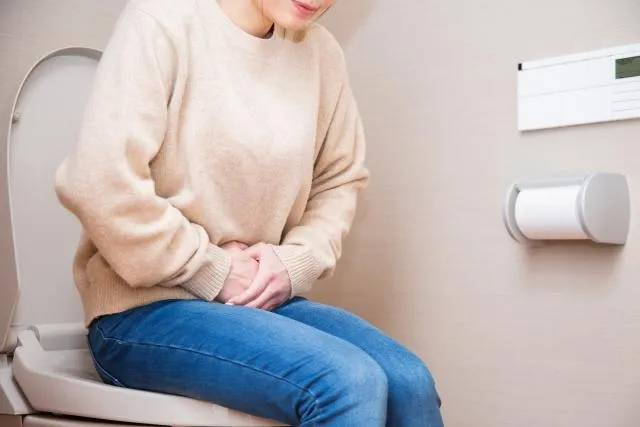 腹痛吃正露丸止瀉！專家驚曝真相：其主要成分是「瀉藥」