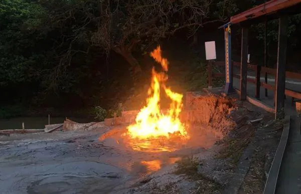 水火同源高雄版！新養女湖泥火山噴發奇景…網大讚「好帥」