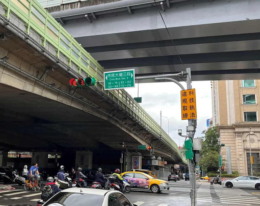 北市再增20處科技執法　12/1日起「闖紅燈、不讓行人」都會罰！