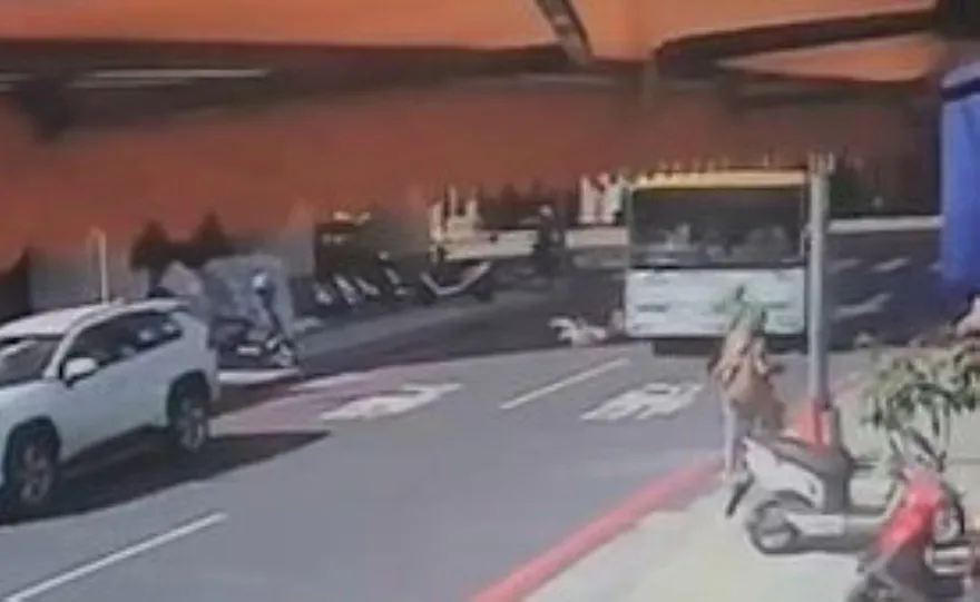 【影】超驚悚！台中公車撞人畫面曝光　她遭捲車底左腳骨折…肇責待釐清