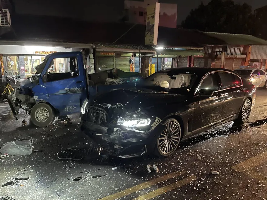 【影】撞擊瞬間曝！雲林貨車逆向對撞大7　駕駛噴飛車外神奇輕傷